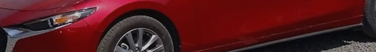 Detalle de un auto seminuevo rojo en exhibición